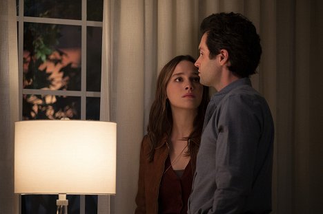 Victoria Pedretti, Penn Badgley - You - And They Lived Happily Ever After - Van film