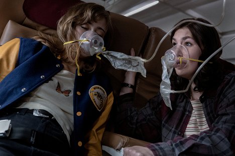 Ella Purnell, Sophie Nélisse - Yellowjackets - Was geschah da draußen? - Filmfotos