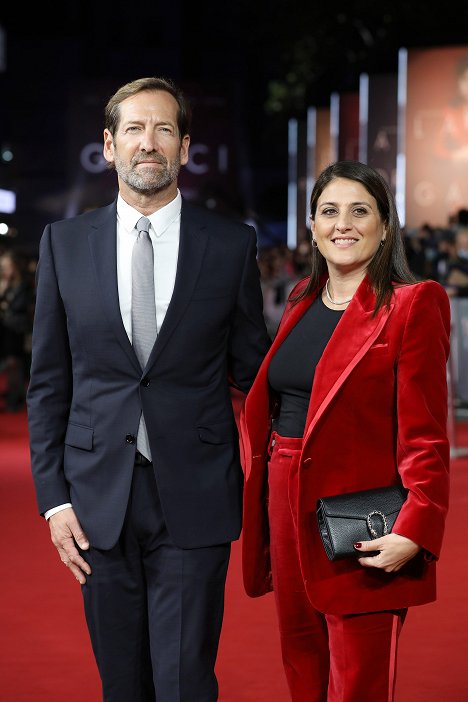 UK Premiere Of "House of Gucci" at Odeon Luxe Leicester Square on November 09, 2021 in London, England - Kevin Ulrich, Pamela Abdy - A Gucci-ház - Rendezvények
