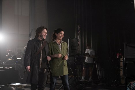 Iwan Rheon, Freida Pinto - A Christmas Number One - De la película