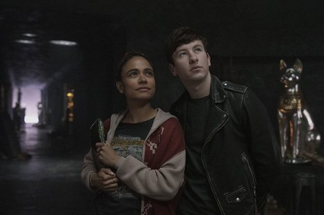 Lauren Ridloff, Barry Keoghan - Eternals - Filmfotos