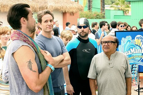 Rob McElhenney, Glenn Howerton, Charlie Day, Danny DeVito - Felhőtlen Philadelphia - The Gang Goes to a Water Park - Filmfotók