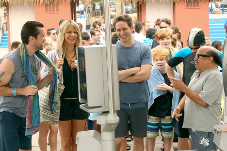 Rob McElhenney, Kaitlin Olson, Glenn Howerton, Danny DeVito - It's Always Sunny in Philadelphia - Parta jede do aquaparku - Z filmu
