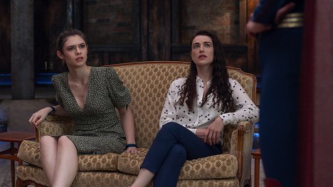 Nicole Maines, Katie McGrath - Supergirl - I Believe in a Thing Called Love - Filmfotók