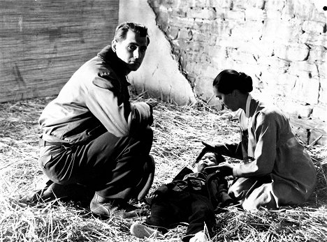 Rock Hudson, Anna Kashfi - Battle Hymn - Filmfotók