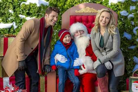 Aaron O'Connell, Emilie Ullerup - With Love, Christmas - Z filmu