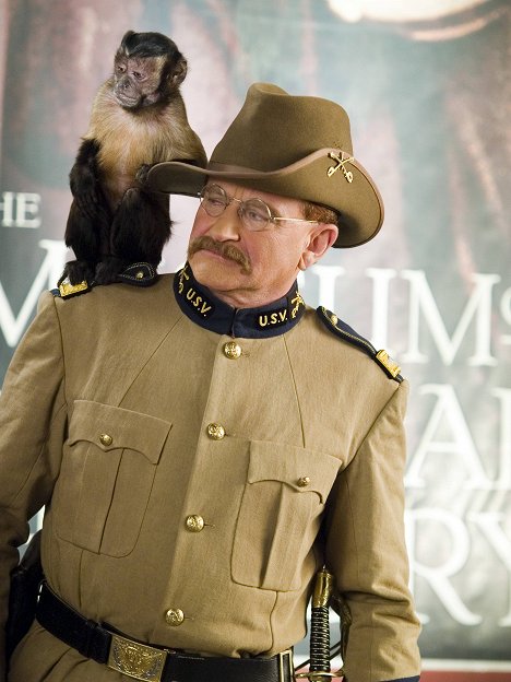 Crystal the Monkey, Robin Williams - Night at the Museum - Photos