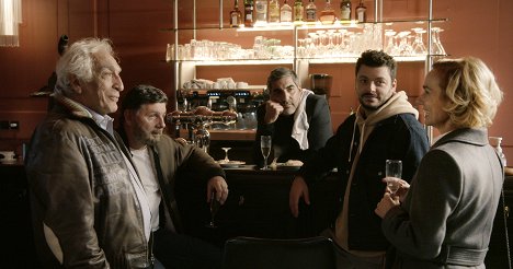 Gérard Darmon, Philippe Lellouche, Ary Abittan, Kev Adams, Sandrine Bonnaire - L'Amour c'est mieux que la vie - Kuvat elokuvasta