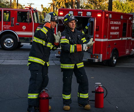 Oliver Stark, Ryan Guzman - 911 L.A. - Tehetetlenség - Filmfotók