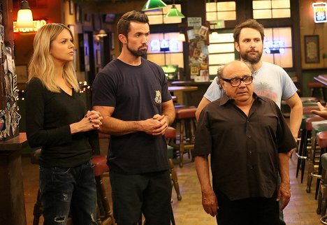 Kaitlin Olson, Rob McElhenney, Danny DeVito, Charlie Day - It's Always Sunny in Philadelphia - The Gang Makes Paddy's Great Again - Van film