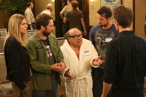 Kaitlin Olson, Charlie Day, Danny DeVito, Rob McElhenney - Elämää Philadelphiassa - Jengi pulassa - Kuvat elokuvasta