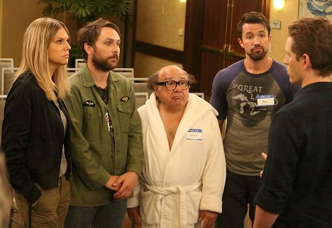 Kaitlin Olson, Charlie Day, Danny DeVito, Rob McElhenney - It's Always Sunny in Philadelphia - Time's Up for the Gang - Photos