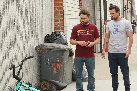 Charlie Day, Rob McElhenney - It's Always Sunny in Philadelphia - The Gang Gets New Wheels - Photos