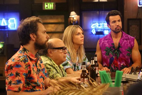 Charlie Day, Danny DeVito, Kaitlin Olson, Rob McElhenney - It's Always Sunny in Philadelphia - Parta řeší problém toalety - Z filmu