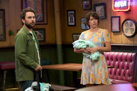 Charlie Day, Mary Elizabeth Ellis - It's Always Sunny in Philadelphia - The Gang Does a Clip Show - Photos