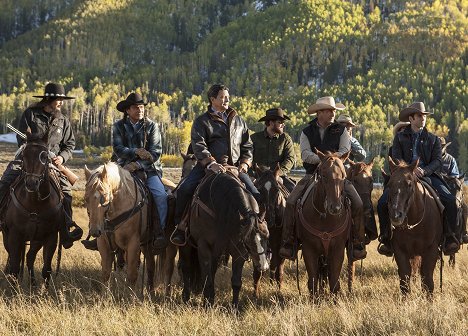 Gil Birmingham, Cole Hauser, Kevin Costner, Wes Bentley - Yellowstone - Hajnal - Filmfotók