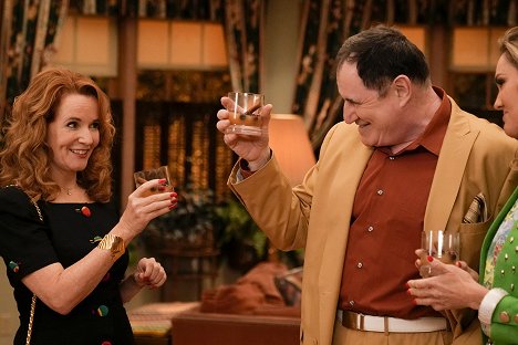 Lea Thompson, Richard Kind - The Goldbergs - You Only Die Once, or Twice, but Never Three Times - Photos