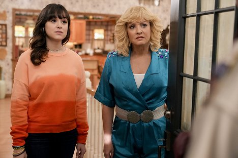 Hayley Orrantia, Wendi McLendon-Covey - A Goldberg család - You Only Die Once, or Twice, but Never Three Times - Filmfotók