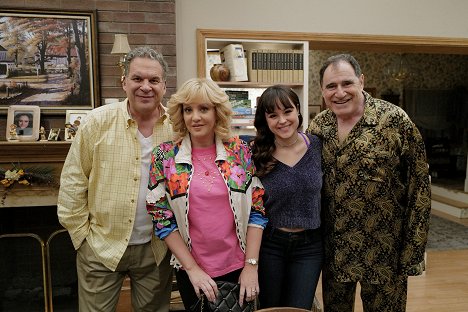 Jeff Garlin, Wendi McLendon-Covey, Hayley Orrantia, Richard Kind - The Goldbergs - You Only Die Once, or Twice, but Never Three Times - Making of