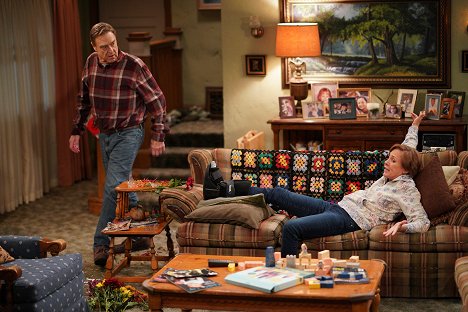 John Goodman, Laurie Metcalf - The Conners - Three Exes, Role Playing and a Waterbed - Photos