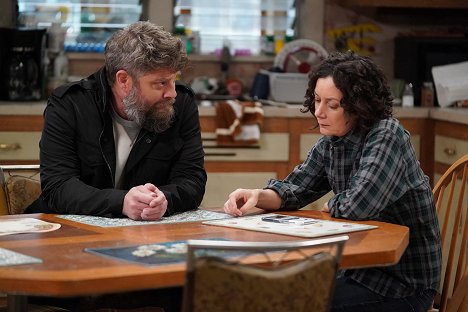 Jay R. Ferguson, Sara Gilbert - The Conners - Three Exes, Role Playing and a Waterbed - Van film
