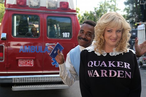 Tim Meadows, Wendi McLendon-Covey - The Goldbergs - Hip Shaking and Booty-Quaking - Making of