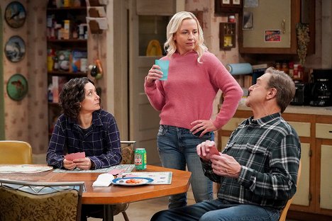 Sara Gilbert, Alicia Goranson, John Goodman - The Conners - Spills, Pills and the Midnight Lasagna - Photos