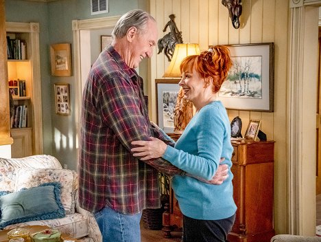 Craig T. Nelson, Reba McEntire - Young Sheldon - An Introduction to Engineering and a Glob of Hair Gel - Photos