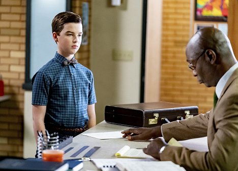 Iain Armitage, Lance Reddick - Young Sheldon - An Introduction to Engineering and a Glob of Hair Gel - Van film