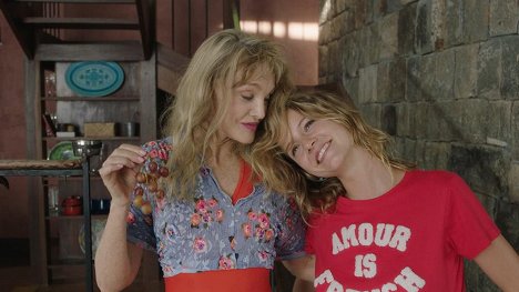 Arielle Dombasle, Marysole Fertard - Trop jeune pour moi - Do filme