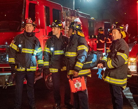 Peter Krause, Ryan Guzman, Aisha Hinds, Kenneth Choi - 9-1-1 - First Responders - De la película