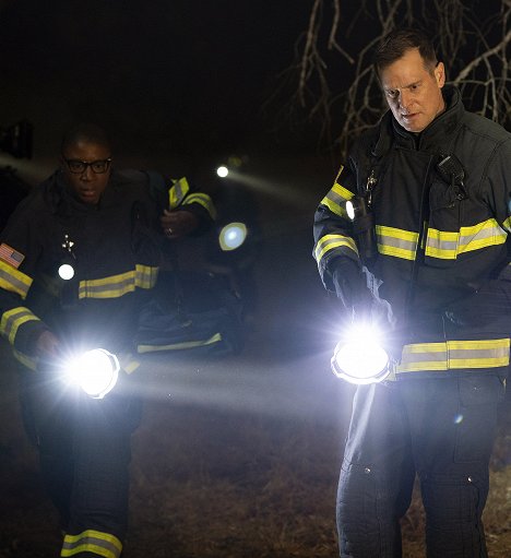 Aisha Hinds, Peter Krause - 9-1-1 - Ghost Stories - Photos