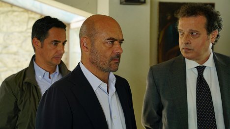 Peppino Mazzotta, Luca Zingaretti, Ubaldo Lo Presti - Commissario Montalbano - La giostra degli scambi - Filmfotos