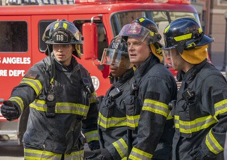 Oliver Stark, Aisha Hinds, Peter Krause, Ryan Guzman - 9-1-1 Notruf L.A. - Die Vergangenheit ist ein Prolog - Filmfotos