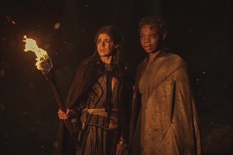 Anya Chalotra, Mimi Ndiweni - The Witcher - Kaer Morhen - Filmfotos