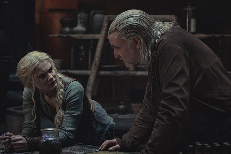 Freya Allan, Kim Bodnia - The Witcher - Entscheidungen - Filmfotos
