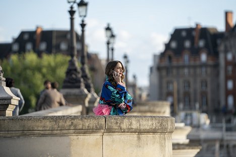 Lily Collins - Emily w Paryżu - Rewolucja francuska - Z filmu