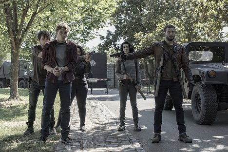 Ted Sutherland, Will Meyers, Alexa Mansour, Nico Tortorella - The Walking Dead: World Beyond - Death and the Dead - Photos