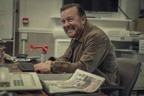 Ricky Gervais - After Life - Episode 4 - Van film