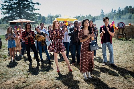 Drew Ray Tanner, Vanessa Morgan, Madelaine Petsch, Alvin Sanders, Camila Mendes, Erinn Westbrook, Cole Sprouse - Riverdale - Chapter Ninety-Six: Welcome to Rivervale - Filmfotók