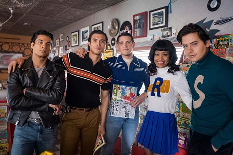Drew Ray Tanner, Charles Melton, Casey Cott, Erinn Westbrook, Cole Sprouse - Riverdale - Capítulo cem: O paradoxo Jughead - Promo