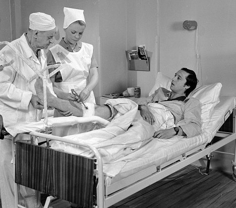 Josef Beyvl, Iva Janžurová, Viktor Preiss - Das Krankenhaus am Rande der Stadt - Der Ellenbogen - Filmfotos