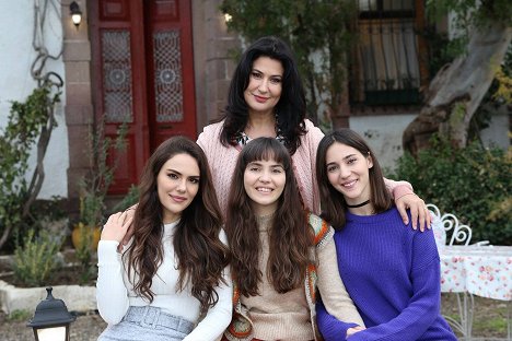 Özgü Kaya, İclal Aydın, Almila Ada, Melisa Berberoğlu - Üç Kız Kardeş - Season 1 - Kuvat kuvauksista