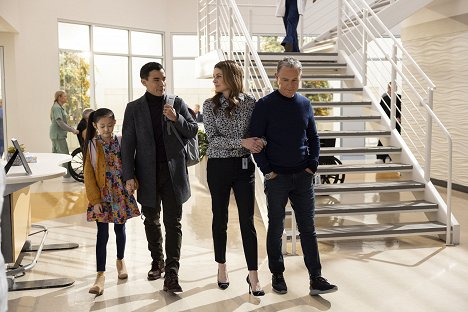 Conrad Ricamora, Jane Leeves, Bruce Greenwood - The Resident - Her Heart - Photos