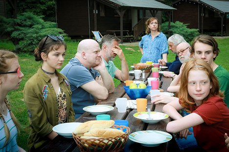 Ella Dvořáková, Veronika Divišová, David Novotný, Jiří Langmajer, Tatiana Dyková, Miroslav Donutil, Arnošt Goldflam, Filip Antonio, Antonín Holoubek - Špunti na cestě - Únos - Z filmu