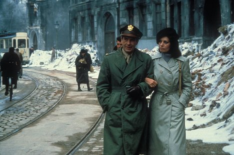 John Cassavetes, Sophia Loren - Brass Target - Z filmu