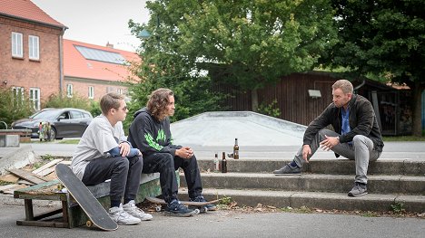 Oskar Redfern, Dominic Boeer - SOKO Wismar - Sag die Wahrheit - Van film