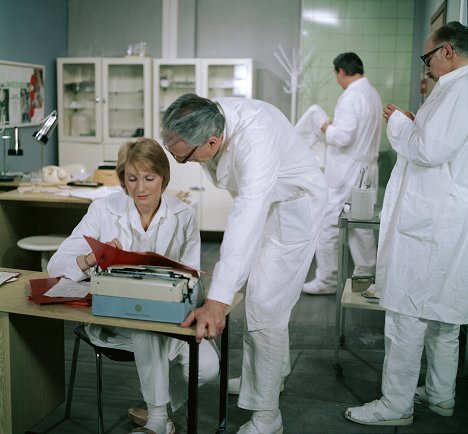 Eliška Balzerová, Ladislav Chudík, Miloš Kopecký - Das Krankenhaus am Rande der Stadt - Emma - Filmfotos