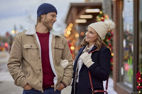 Travis Van Winkle, Rachael Leigh Cook - 'Tis the Season to be Merry - Photos
