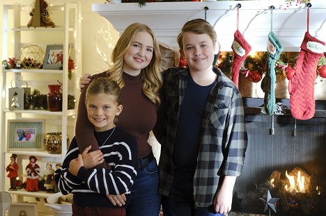 Georgia Mae Orchard, Ava Telek, Colby McClendon - My Christmas Family Tree - Promóció fotók